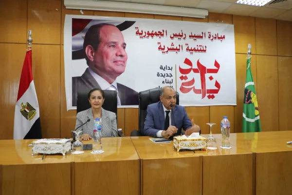 محافظ المنيا يبحث سبل تنفيذ آليات وبرامج مكافحة الهجرة الغير شرعية