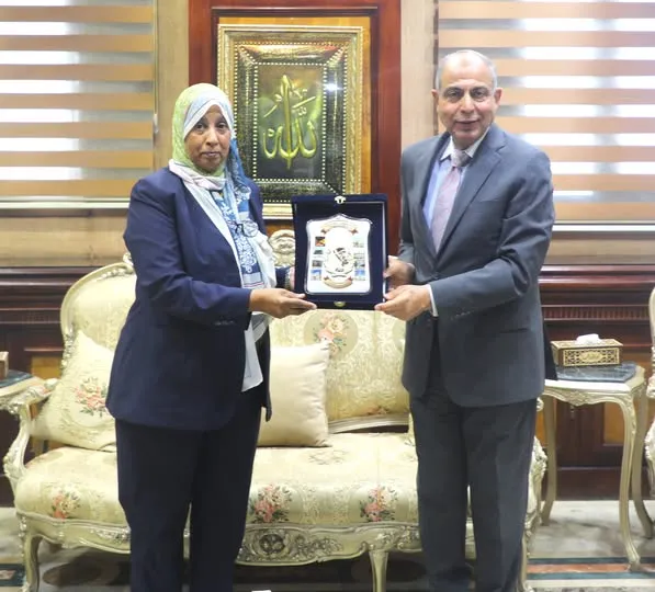 محافظ المنيا يكرم رئيس الهيئة العامة للمساحة