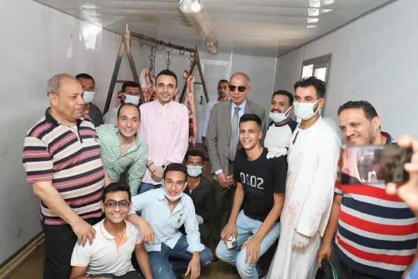 الكيلو بـ 300 جنيه.. محافظ المنيا يفتتح منفذًا لبيع اللحوم البلدية ضمن مبادرة شبابية