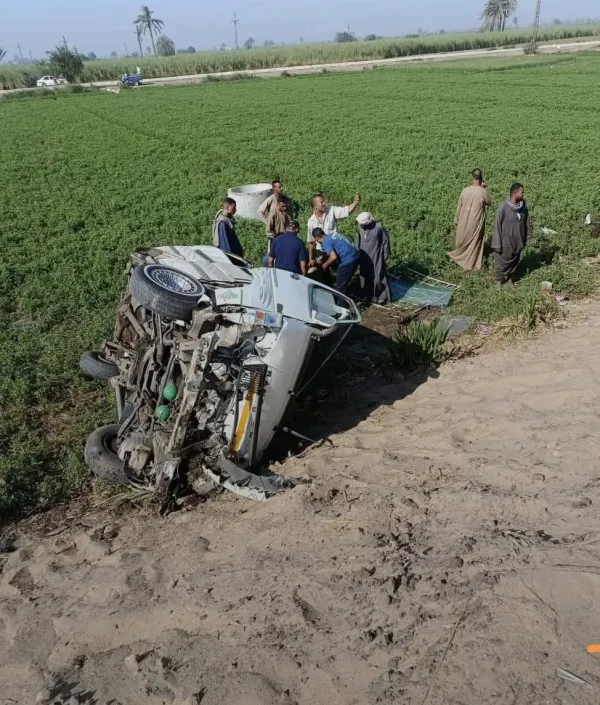 إصابة 10 أشخاص جراء انقلاب ميكروباص بصحراوي المنيا