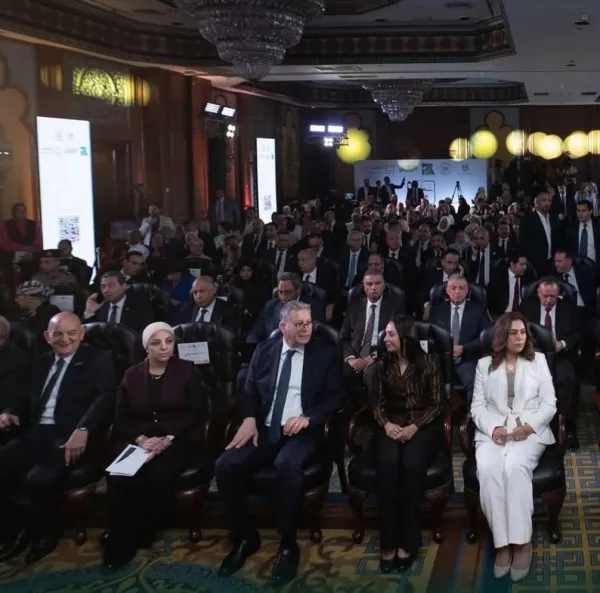 محافظ المنيا يشارك في تدشين مبادرة “سكن كريم” ويؤكد: توفر بيئة آمنة للأولى بالرعاية