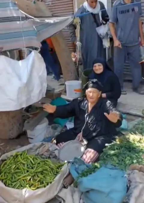موقف مضحك في سوق الحبشي.. سيدة مسنة تطلب عريساً من محافظ المنيا!"