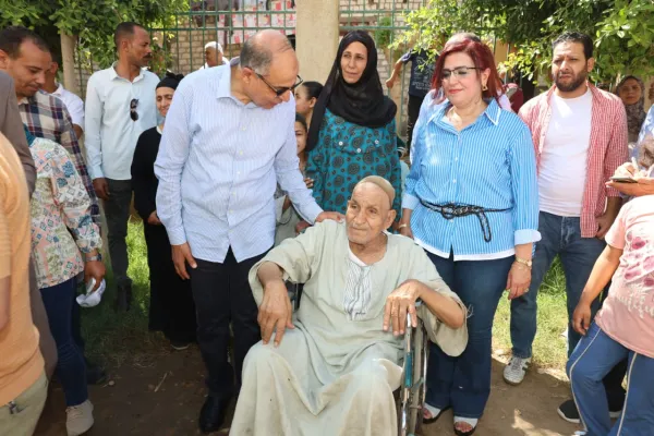 محافظ المنيا يسلم العم منصور كرسيًا كهربائيًا ويحقق حلمه