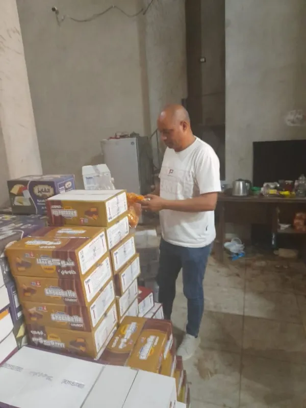 ضبط 2750 كيس "سناكس" و840 زجاجة عصير فاسد  بأبوقرقاص